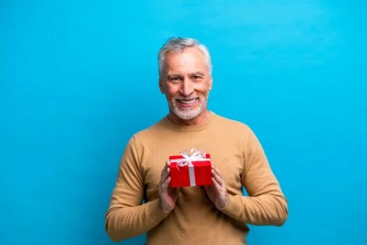 Farfar der holder en gave